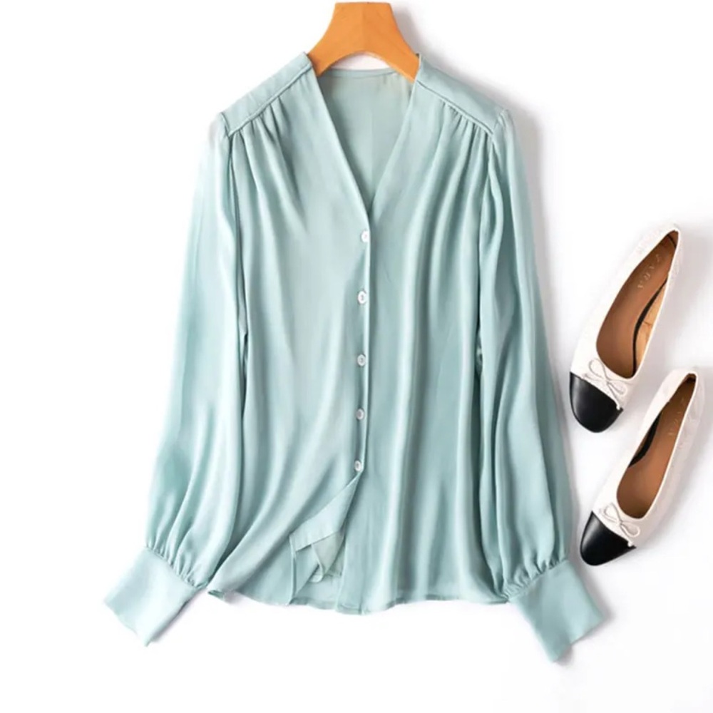 Like NEW Bundle WHBM Long Sleeve V-Neck Blouse W/ matching Belt Large